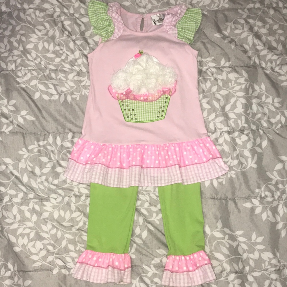 Girls 2 Piece Cupcake Outfit W- Ruffled Edges!